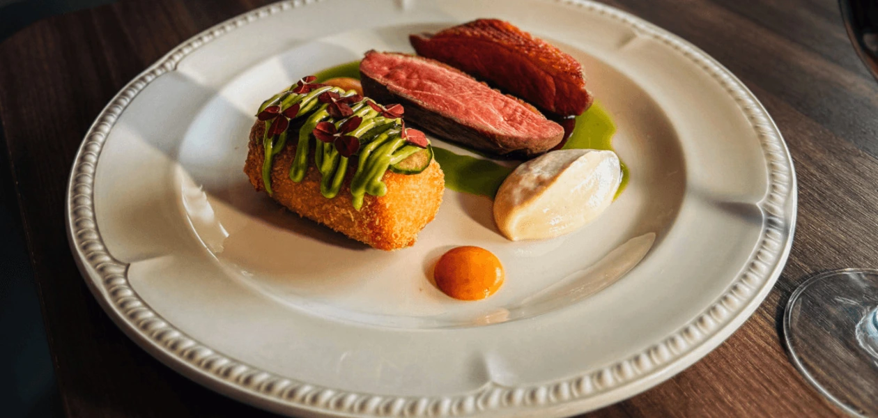 Na zdj. Jedno z dań głównych serwowanych przez restauracje Okovita podczas wiosennej edycji Restaurant Week / fot. Materiały prasowe