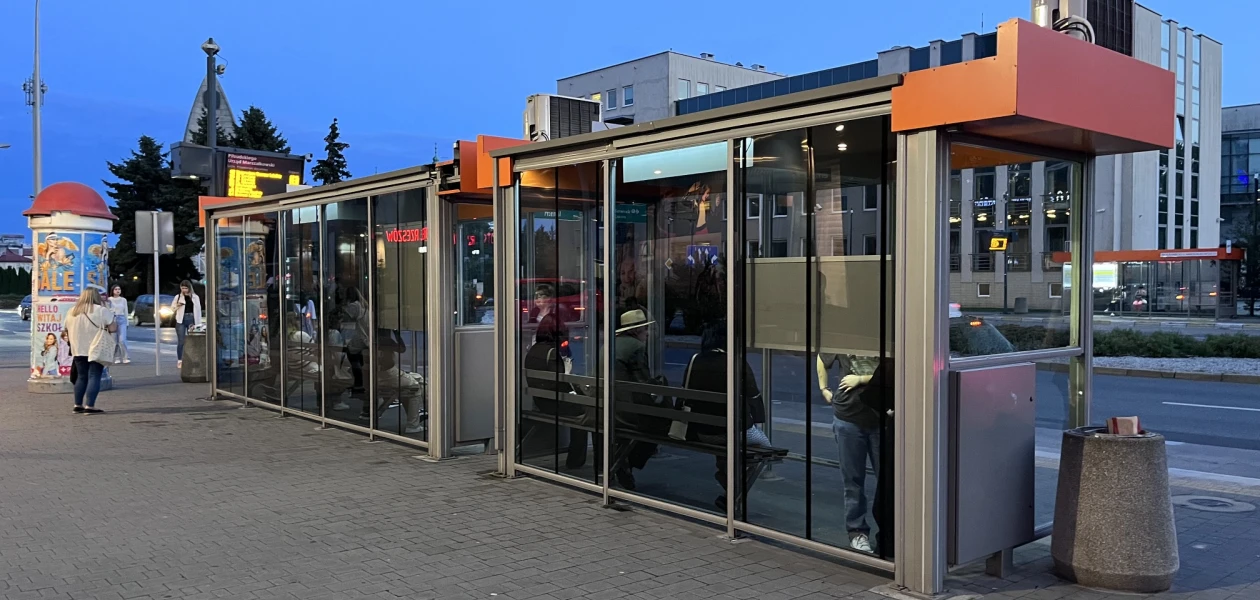 Przystanek autobusowy przy ul. Piłsudskiego / fot. Archiwum RESinet.pl