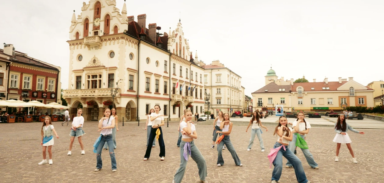 Kadr z klipu „Poza mapą”