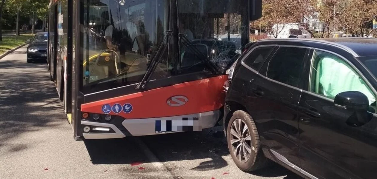 Zderzenie autobusu MPK z samochodem na al. Powstańców Warszawy / fot. KMP w Rzeszowie