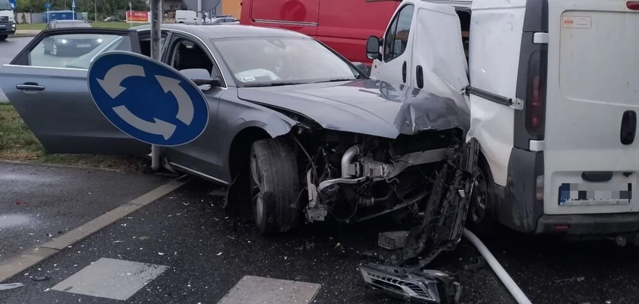 Kolizja czterech pojazdów na rondzie Rodziny Ulmów / fot. KMP w Rzeszowie