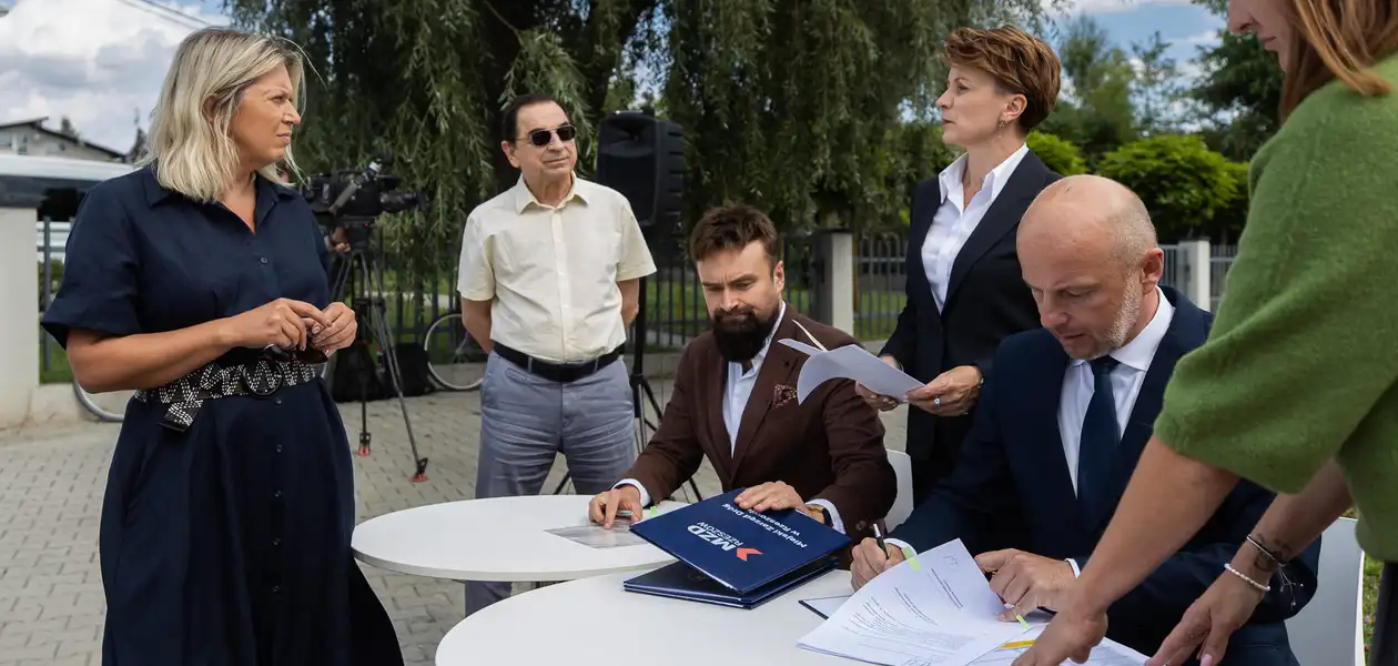 Podpisanie umowy na montaż nowego oświetlenia na dwóch rzeszowskich osiedlach, fot. Grzegorz Bukała / UM Rzeszowa