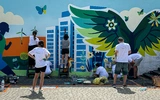 W Rzeszowie powstał nowy mural. Ozdobił ścianę przy hali Podpromie [ZDJĘCIA] Tworze muralu w rejonie hali Podpromie w Rzeszowie - fot. ViC / RESinet.pl 