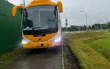 Kolizja na rondzie Kuronia w Rzeszowie. Autokar zderzył się z osobówką i wjechał za ekrany akustyczne fot. KMP w Rzeszowie 