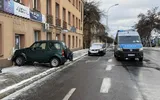 Wypadek na ul. Warszawskiej. Suzuki wbiło się w elewację budynku, 2 osoby w szpitalu fot. KMP w Rzeszowie 