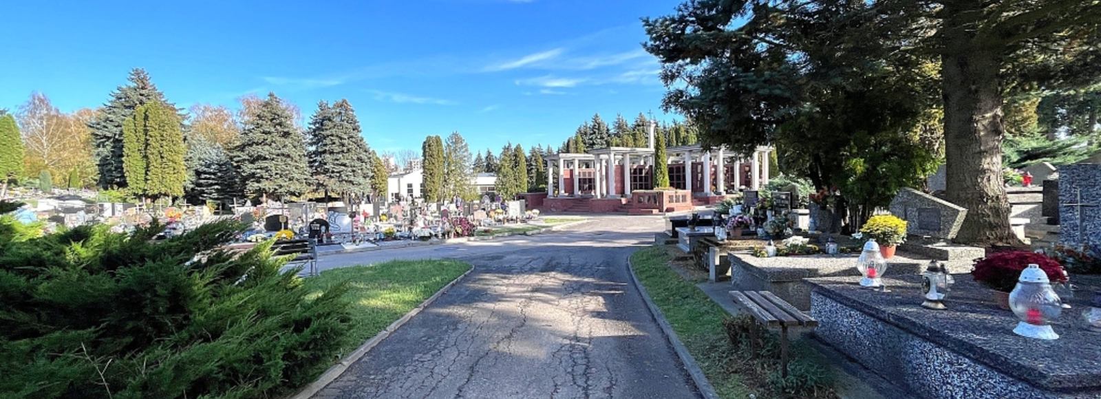 Meleksy podwiozą odwiedzających na groby bliskich na cmentarzu Wilkowyja fot. Archiwum RESinet.pl 