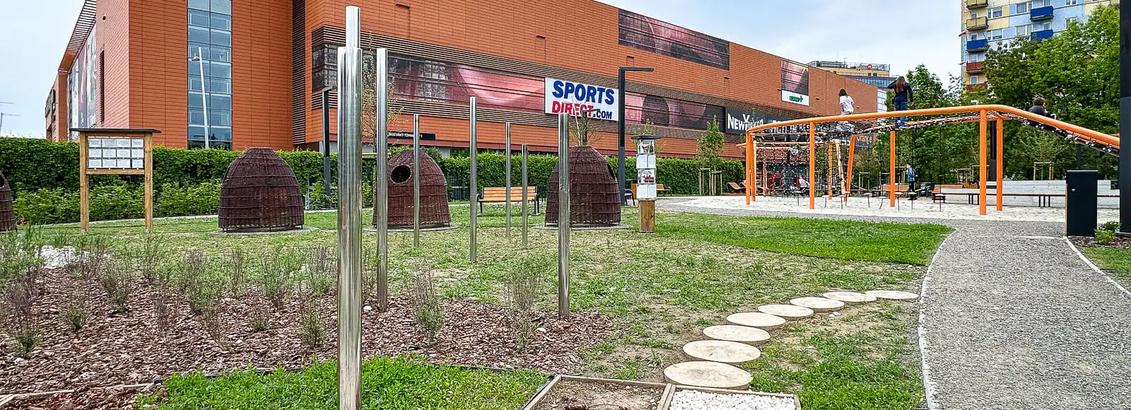 Mieszkańcy Nowego Miasta mają nową przestrzeń rekreacyjną. Otwarto ogród kieszonkowy przy Millenium Hall [ZDJĘCIA] fot. ViC / RESinet.pl 
