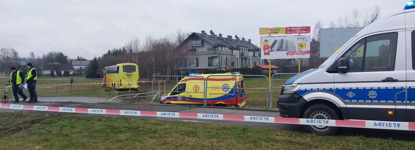 Autokar z kilkudziesięcioma pasażerami wypadł z ronda. 14 osób trafiło do szpitala fot. KMP w Rzeszowie 