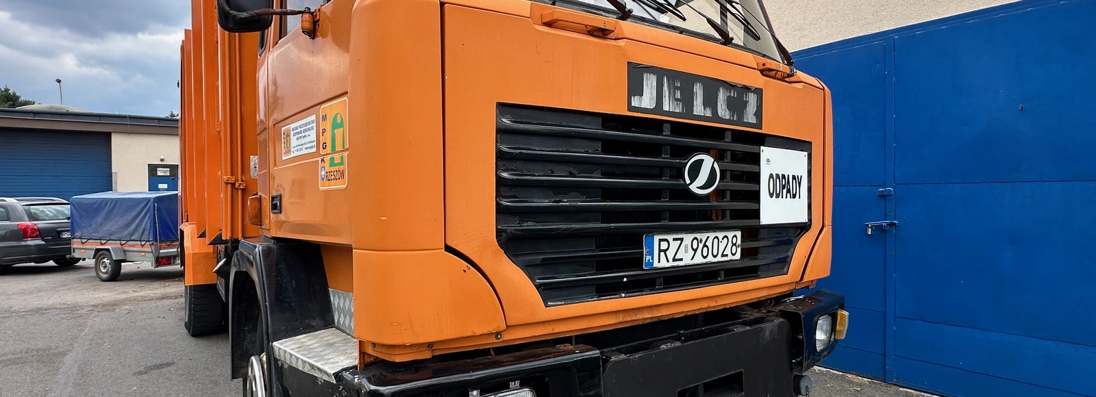 Uwaga mieszkańcy. Zmiany terminów odbioru śmieci w Rzeszowie Samochód MPGK w Rzeszowie, fot. Archiwum RESinet.pl 