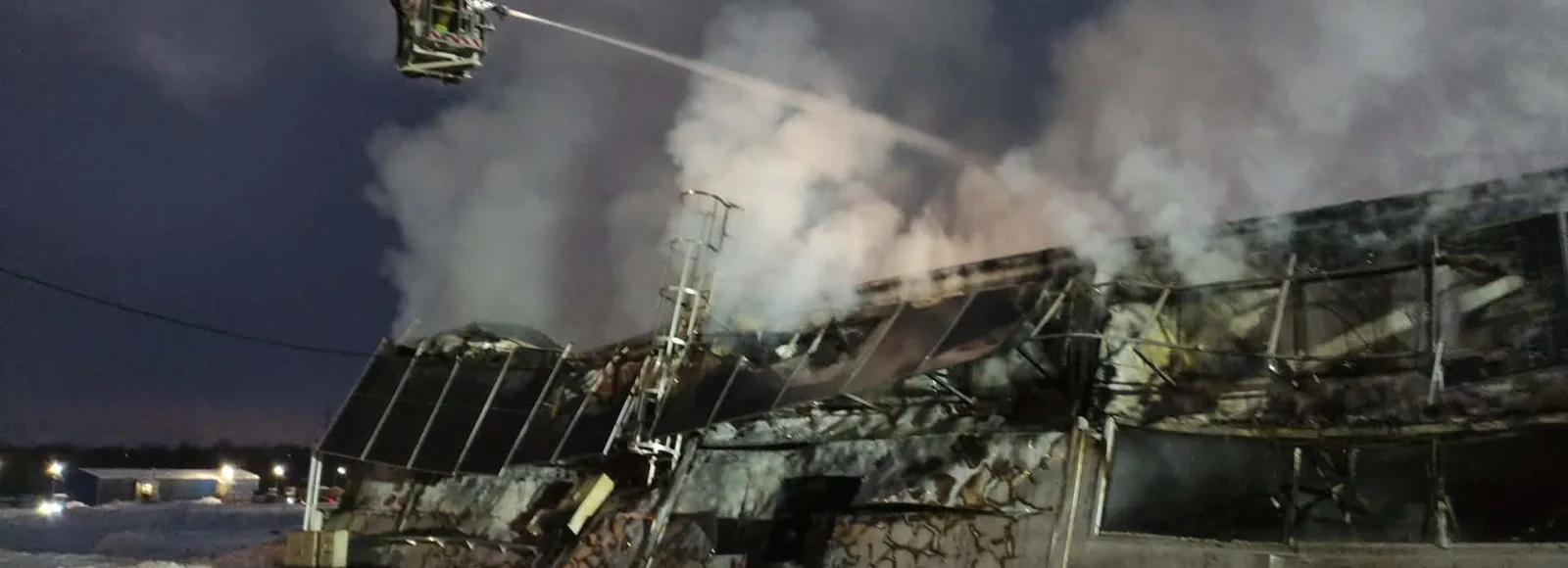 Pożar hali produkcyjnej w Zagórzu. W akcji kilkudziesięciu strażaków fot. KPP SP w Sanoku 