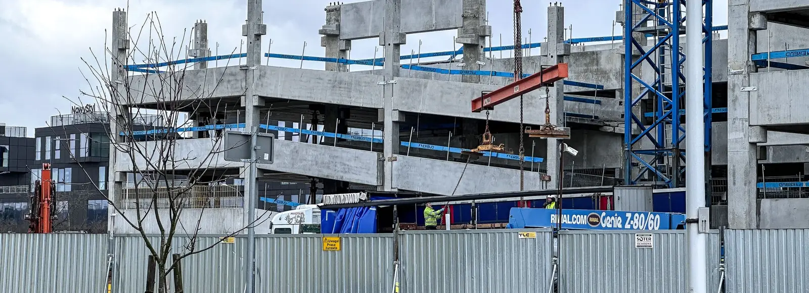 Postęp prac na budowie parkingu piętrowego z lądowiskiem przy szpitalu „na górce” [ZDJĘCIA] Budowa parkingu z lądowiskiem przy KSW nr 2 w Rzeszowie - fot. ViC / RESinet.pl 