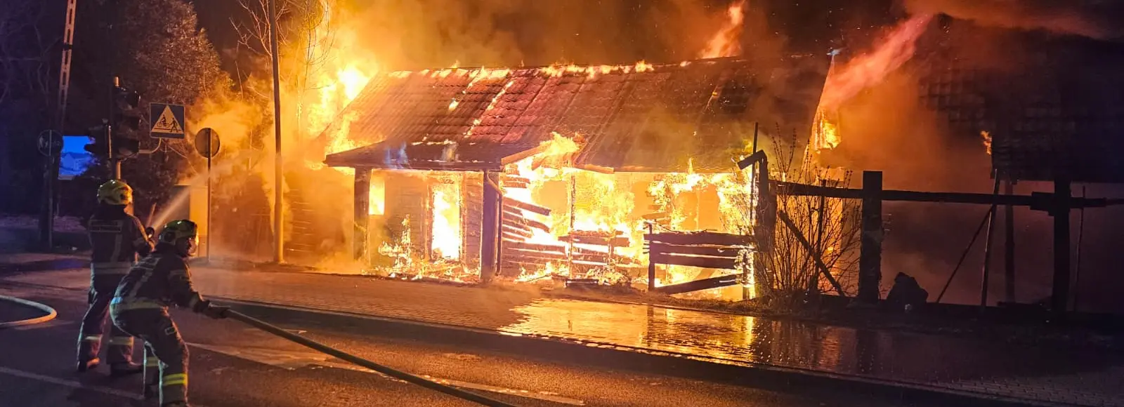 Wielki pożar w Tyczynie. Spłonął budynek Galerii Sztuki Światowid, w akcji ponad 20 strażaków [ZDJĘCIA] Pożar drewnianego domu w Tyczynie / fot. asp. sztab. Łukasz Gałuszyński, KM PSP w Rzeszowie 