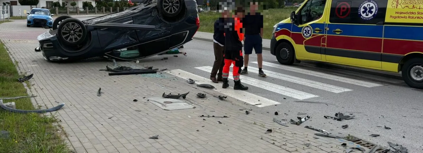 Poranny wypadek w Jasionce. Volvo dachowało, dziecko trafiło do szpitala Wypadek w Jasionce - 15.06.2026 / fot. KMP w Rzeszowie 