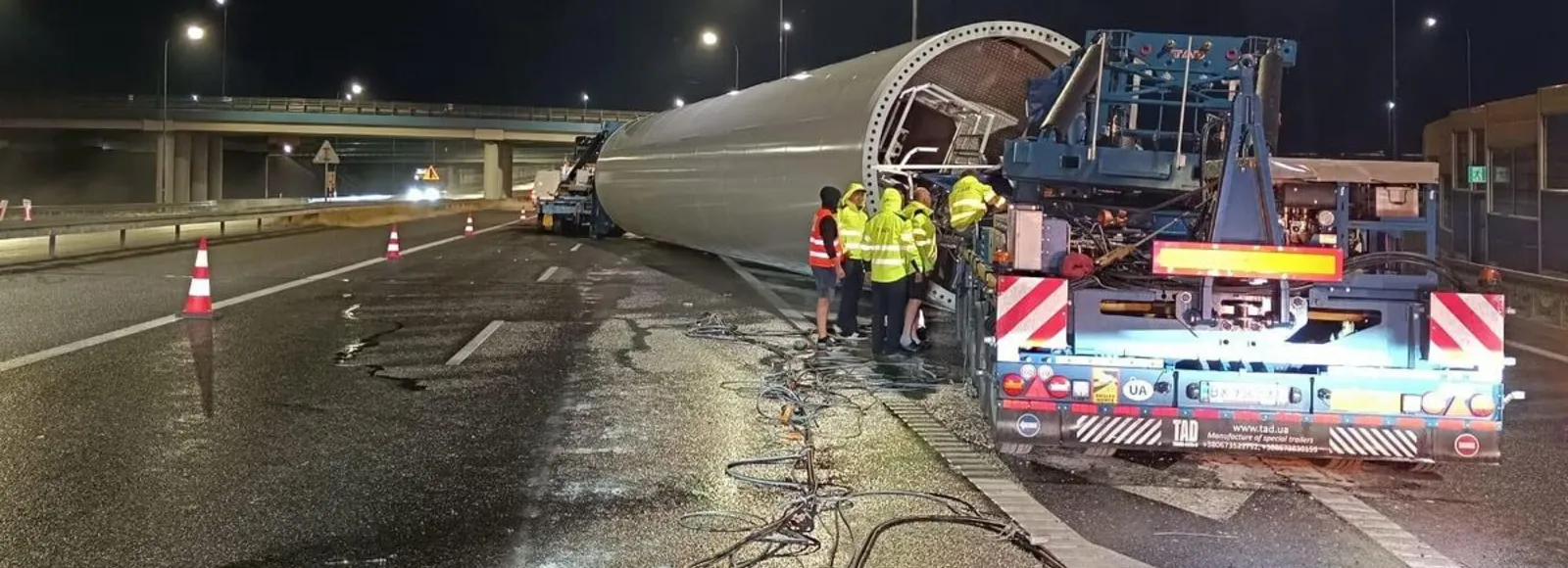 Utrudnienia na autostradzie A4 pod Rzeszowem. Z ciężarówki wypadł duży ładunek Zablokowany zjazd z autostrady A4 na węźle Rzeszów-Wschód / fot. KMP w Rzeszowie 