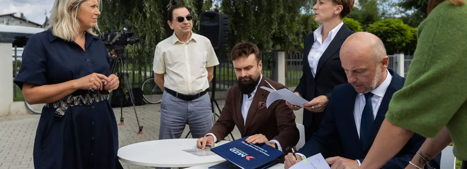 Nowe latarnie na dwóch rzeszowskich osiedlach. Rozświetlą ponad 3 km dróg Podpisanie umowy na montaż nowego oświetlenia na dwóch rzeszowskich osiedlach, fot. Grzegorz Bukała / UM Rzeszowa 