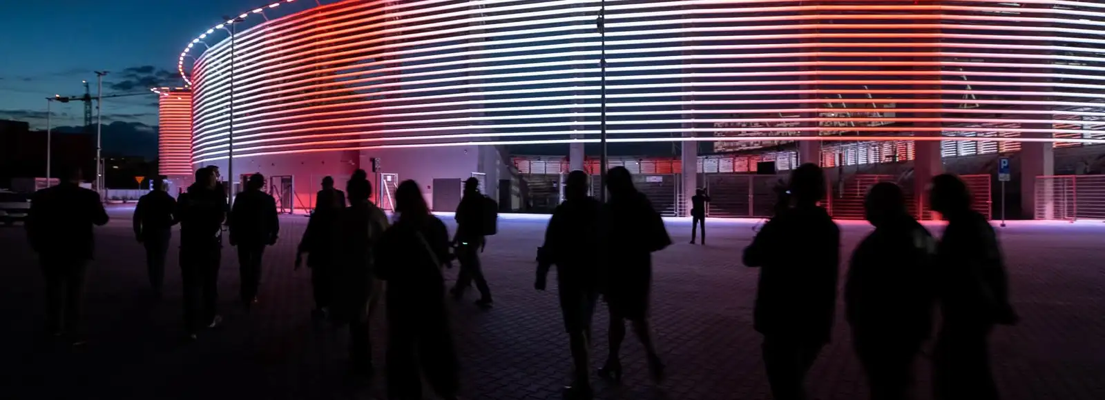 Budowa PCLA na ostatniej prostej. Znamy datę otwarcia  Nocne próby oświetlenia, nagłośnienia i podświetlenia elewacji PCLA - fot. Grzegorz Bukała / UM Rzeszowa 