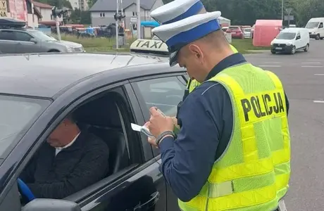 Rzeszowscy policjanci kontrolowali taksówki na aplikację fot. KMP w Rzeszowie 