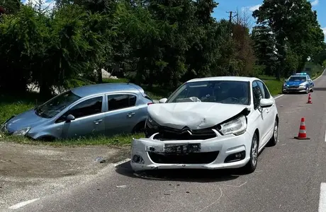 Poranny wypadek w Łubnie. 5 osób rannych, lądował śmigłowiec LPR fot. KMP w Rzeszowie 
