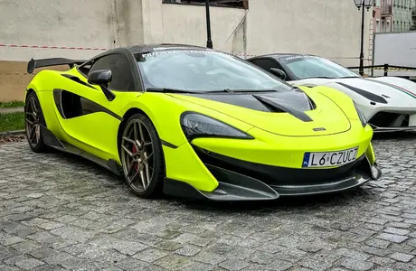 Rzeszów - Supercar Taxi - charytatywna impreza motoryzacyjna na parkingu obok ratusza