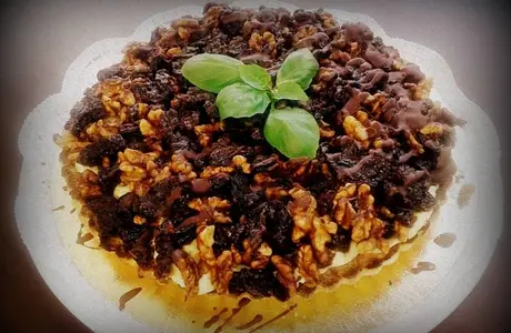 Do menu Cafe Bazylia powraca Tarta śliwkowo-orzechowa