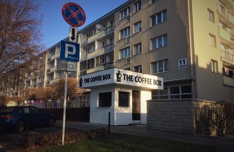 Budka z kawą na wynos zamiast kiosku naprzeciwko Filharmonii
