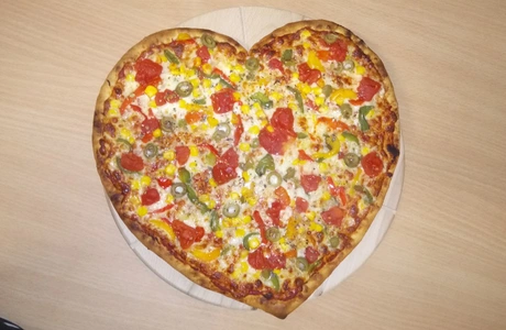 Pizzeria Laguna piecze pizzę w kształcie serca na Walentynki 