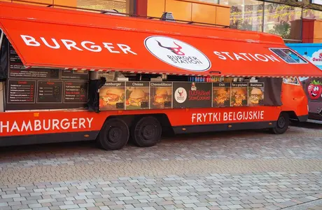 Kilkanaście food trucków zaparkowało na skwerze Millenium Hall. Ruszył Oktoberfest&FoodTruck Stars