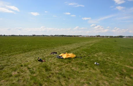 Nie zapanował nad spadochronem. 27-latek upadł na murawę lotniska
