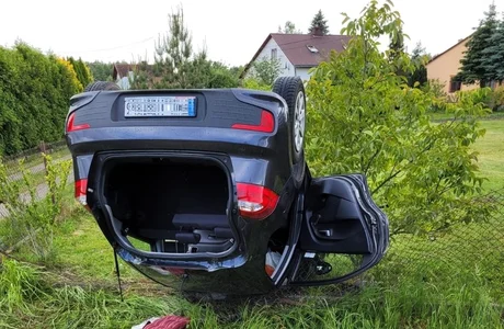 Dachowanie samochodu na DW881 w Medyni Głogowskiej. 1 osoba nie żyje fot. KPP w Łańcucie 