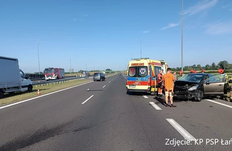 Poranny wypadek na A4 w kierunku Rzeszowa. Zderzenie osobówki w lawetą fot. KP PSP Łańcut 