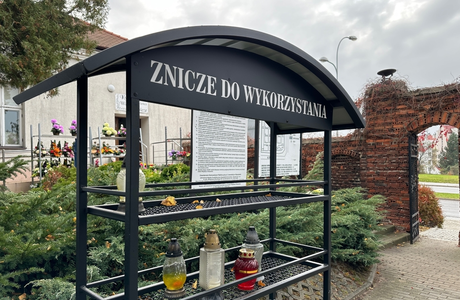 Na czterech rzeszowskich cmentarzach stanęły się półki na znicze fot. ViC / Archiwum RESinet.pl 
