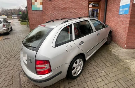 Prawie wjechał w budynek przychodni w Kielanówce. 66-latek był kompletnie pijany fot. KMP w Rzeszowie 