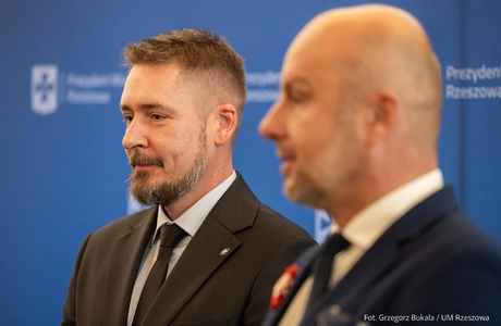 Nowy zastępca Prezydenta Rzeszowa. Będzie odpowiadał m.in. za transport miejski Na zdj. od lewej: Maciej Ulita i Konrad Fijołek / fot. Grzegorz Bukała / Urząd Miasta Rzeszowa 