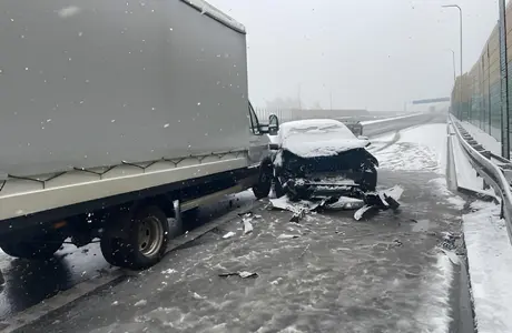 Trudne warunki na drogach Rzeszowa i powiatu. Od rana kilkadziesiąt kolizji fot. KMP w Rzeszowie 