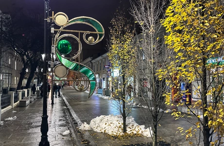 W Rzeszowie trwa montaż świątecznych iluminacji. Kiedy zabłysną? [ZDJĘCIA] Montaż świątecznych iluminacji w centrum Rzeszowa - fot. ViC / RESinet.pl 