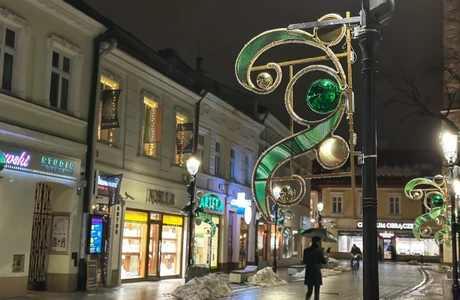 Montaż świątecznych iluminacji w centrum Rzeszowa - fot. ViC / RESinet.pl