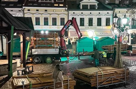 Rzeszowski Rynek zmienia się w Świąteczne Miasteczko. Otwarcie tuż, tuż [ZDJĘCIA] fot. ViC / RESinet.pl 
