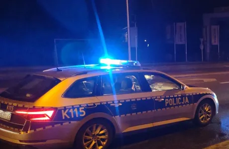 Śmiertelny wypadek na ul. Langiewicza w Rzeszowie. Auto wjechało w drzewo, kierowca był pijany fot. KMP w Rzeszowie 