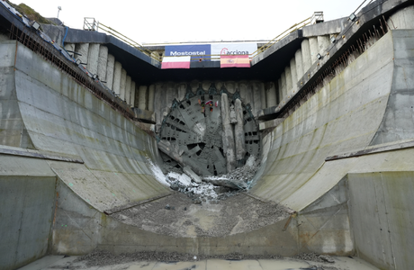 Ujrzeli światło w tunelu… Karpatka przebiła północną ścianę wzgórza Grochowiczna [VIDEO] fot. GDDKiA 