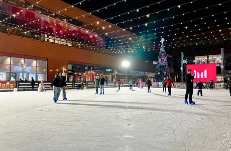 Kolejne lodowisko w Rzeszowie już działa Lodowisko na skwerze Millenium Hall - fot. Archiwum RESinet.pl 