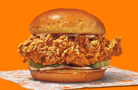 Na zdjęciach wybrane potrawy z menu Popeyes - Chicken Sandwich / Materiały prasowe PRart Media