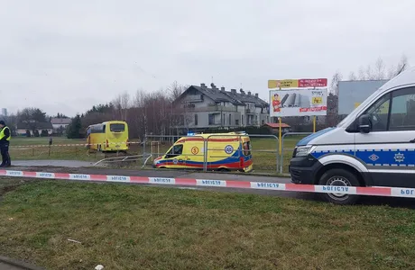 Autokar z kilkudziesięcioma pasażerami wypadł z ronda. 14 osób trafiło do szpitala fot. KMP w Rzeszowie 