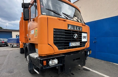 Uwaga mieszkańcy. Zmiany terminów odbioru śmieci w Rzeszowie Samochód MPGK w Rzeszowie, fot. Archiwum RESinet.pl 