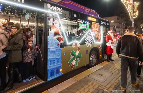 Świąteczny Autobus na ulicach Rzeszowa. Sprawdź styczniowy rozkład jazdy Świąteczny Autobus MPK - fot. Grzegorz Bukała / UM Rzeszowa 