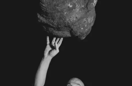 Zdjęcie z katalogu do wystawy Bartosza Nalepy pt. DNO LASU / fot. Justyna Wijowska - Szpytma