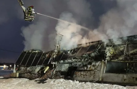 Pożar hali produkcyjnej w Zagórzu. W akcji kilkudziesięciu strażaków fot. KPP SP w Sanoku 