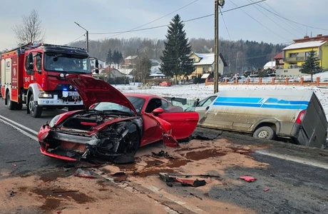 Zderzenie trzech pojazdów na DK19 w Wyżnem. 1 osoba w szpitalu, utrudnienia w ruchu  fot. KPP w Strzyżowie 