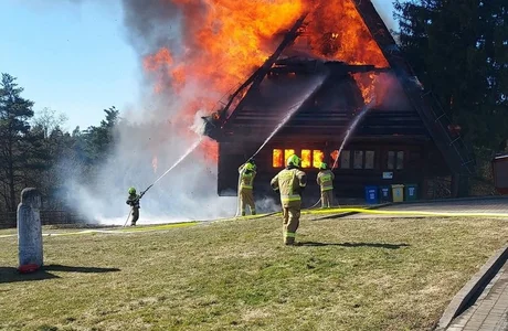 Pożar willi w obiekcie wypoczynkowym w Bieszczadach fot. KPP w Ustrzykach Dolnych 