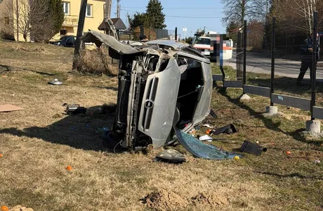 Stracił panowanie nad oplem, uderzył w słup i staranował ogrodzenie. 47-latek miał blisko 1,4 promila Zdarzenie przy ul. Beskidzkiej w Rzeszowie / fot. KMP w Rzeszowie 