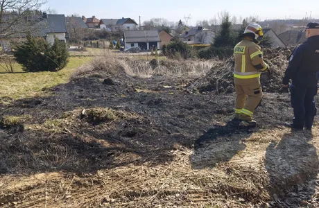 Wypalał trawę, stracił kontrolę nad żywiołem - interweniowali strażacy fot. KMP w Rzeszowie 